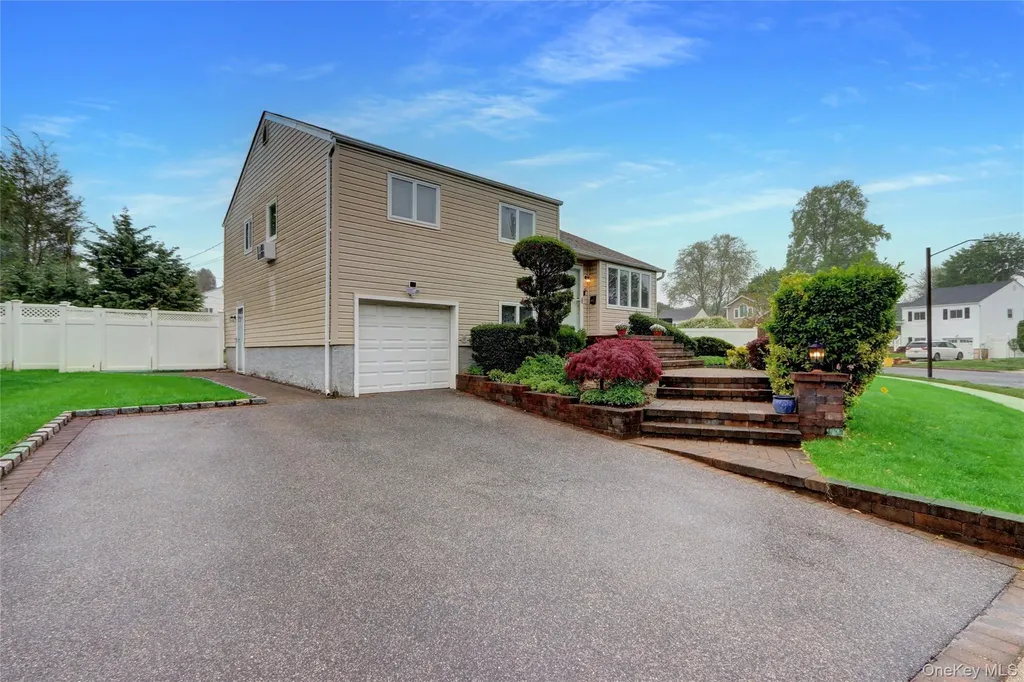 42 Briarwood Lane Plainview NY 11803