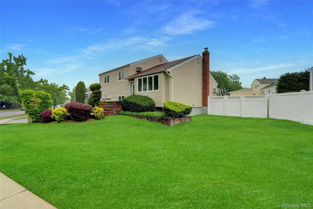 42 Briarwood Lane Plainview NY 11803