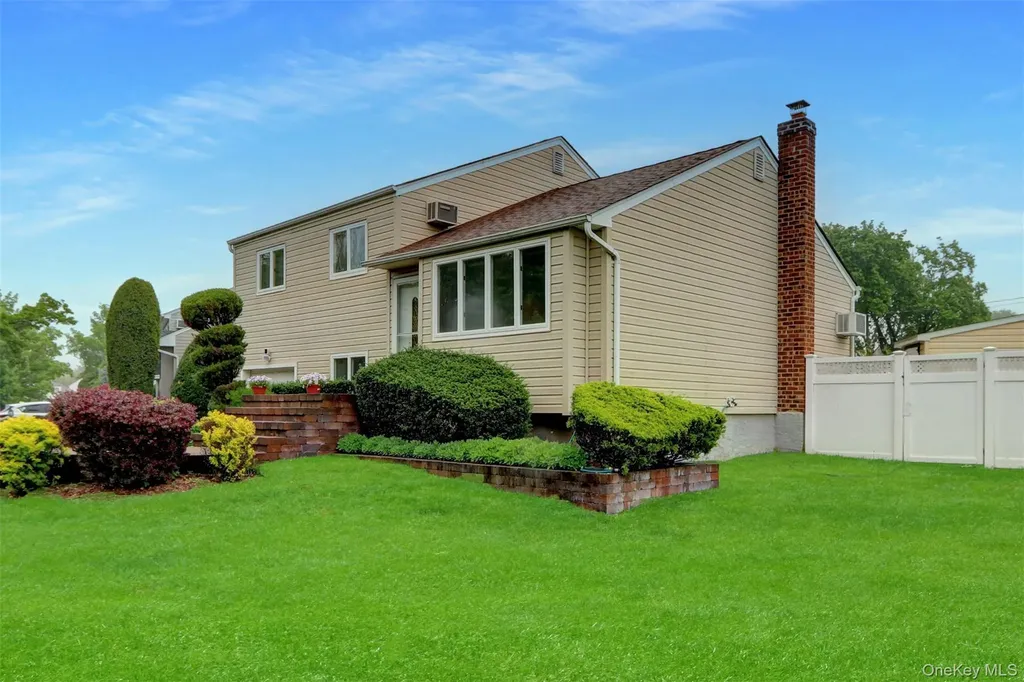 42 Briarwood Lane Plainview NY 11803