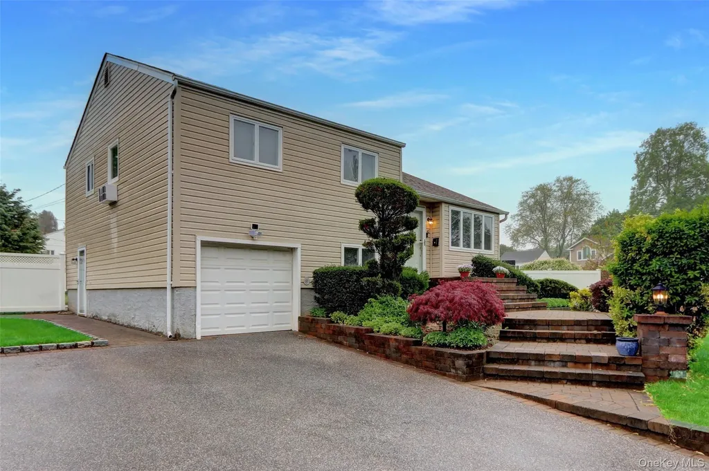42 Briarwood Lane Plainview NY 11803