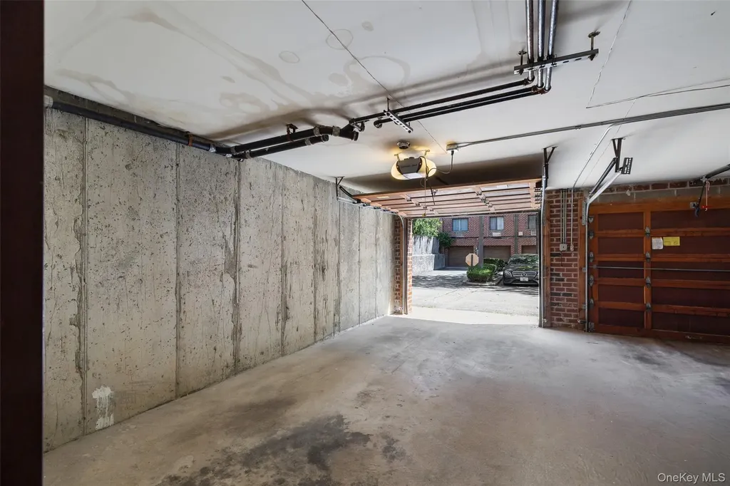 7111 Sutton Place Fresh Meadows NY 11365