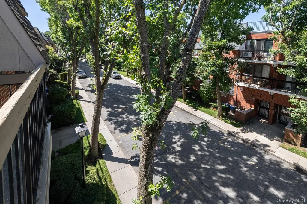 7111 Sutton Place Fresh Meadows NY 11365