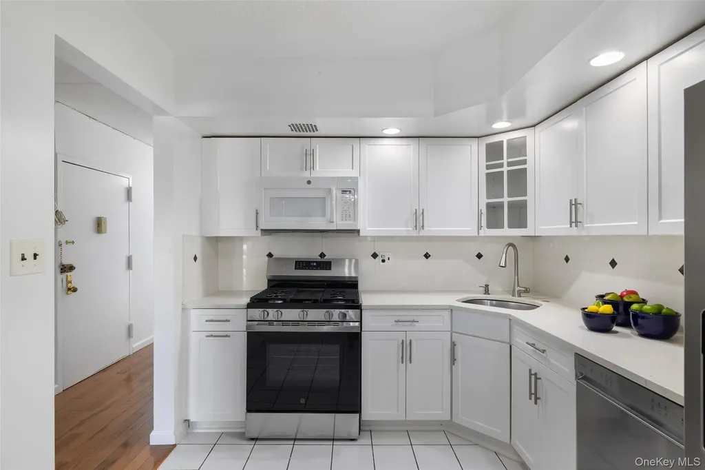 7111 Sutton Place Fresh Meadows NY 11365