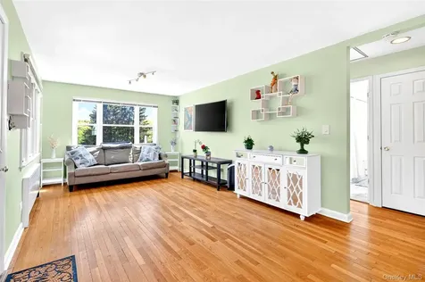 25 Hillside Avenue Valhalla NY 10595