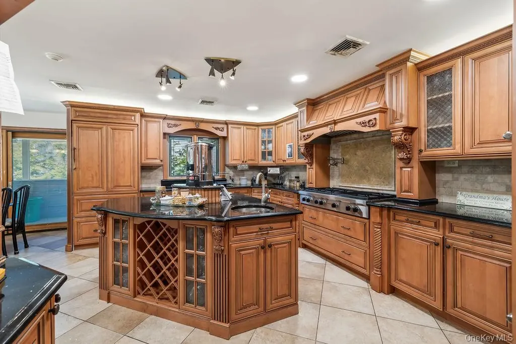 10 Elyise Road Monsey NY 10952
