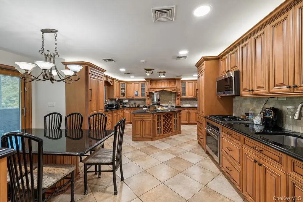 10 Elyise Road Monsey NY 10952