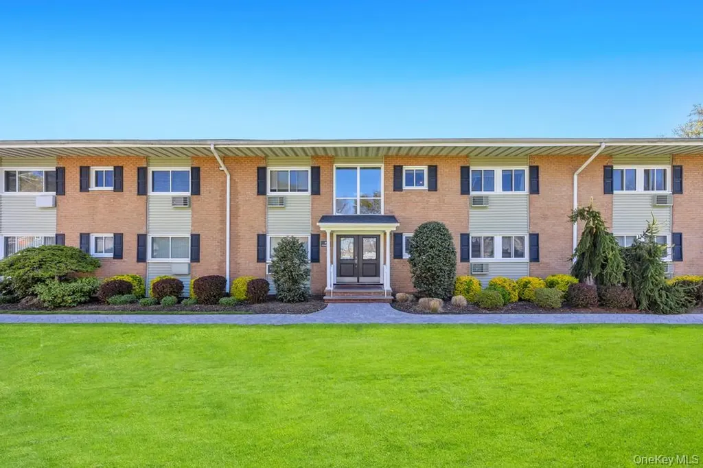49 Mildred Place North Babylon NY 11703