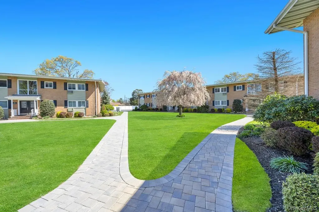 49 Mildred Place North Babylon NY 11703