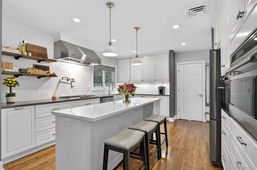34 Bridge Road Manhasset NY 11030