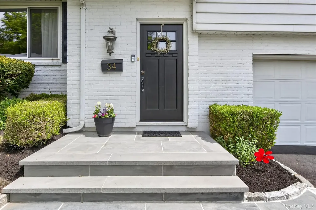 34 Bridge Road Manhasset NY 11030