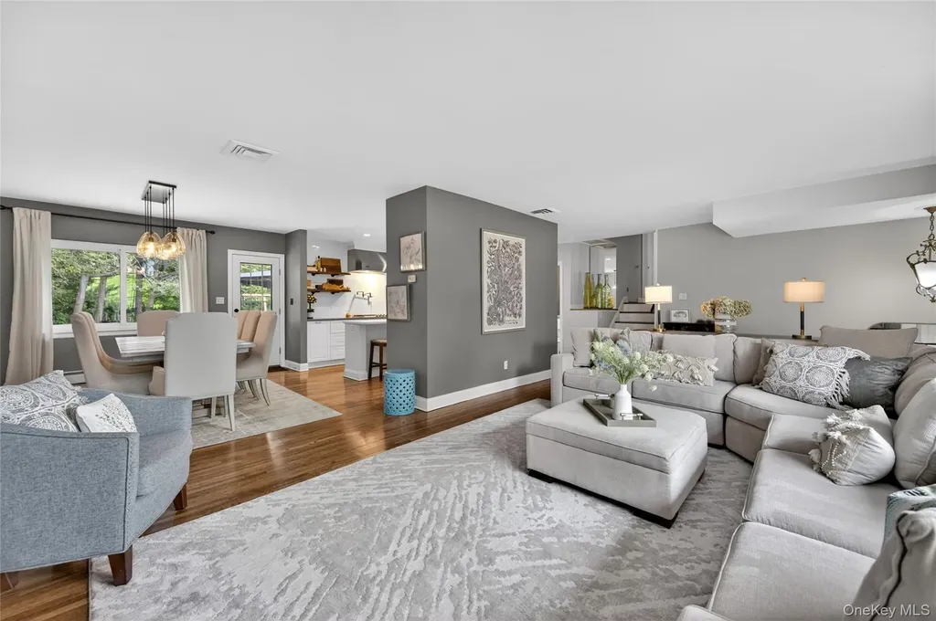 34 Bridge Road Manhasset NY 11030