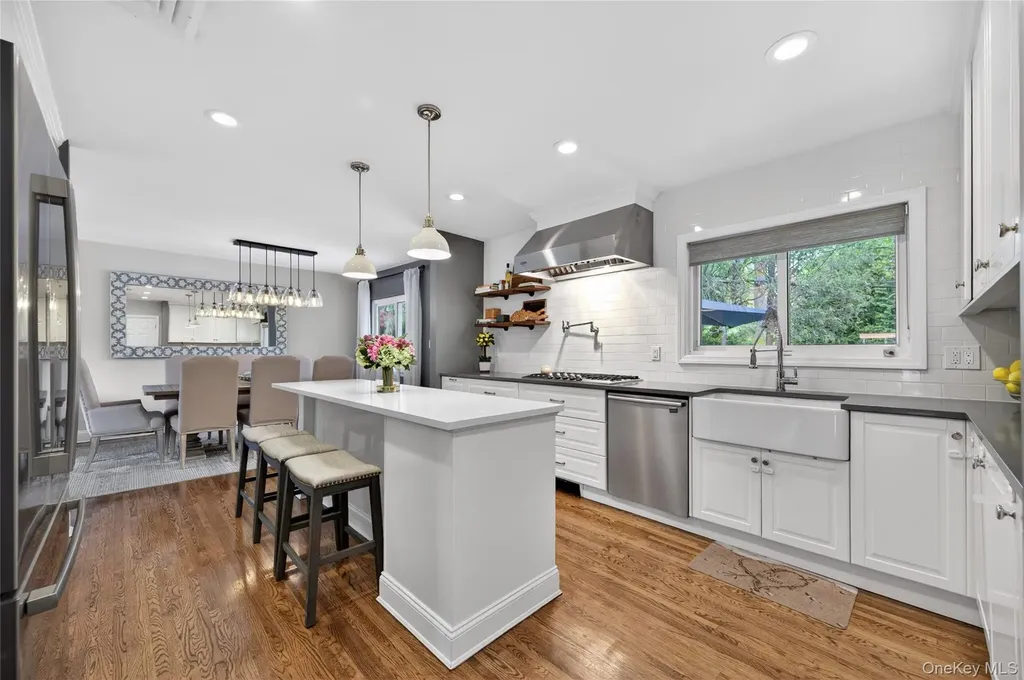 34 Bridge Road Manhasset NY 11030