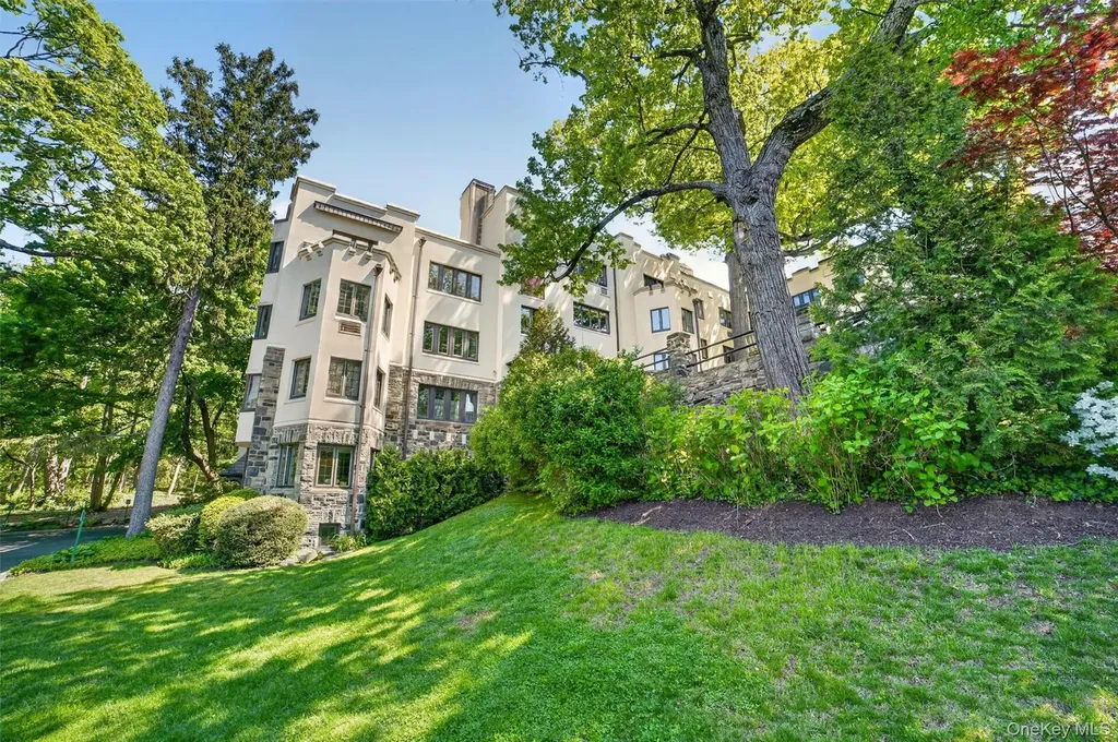 15 Beechtree Lane Bronxville NY 10708