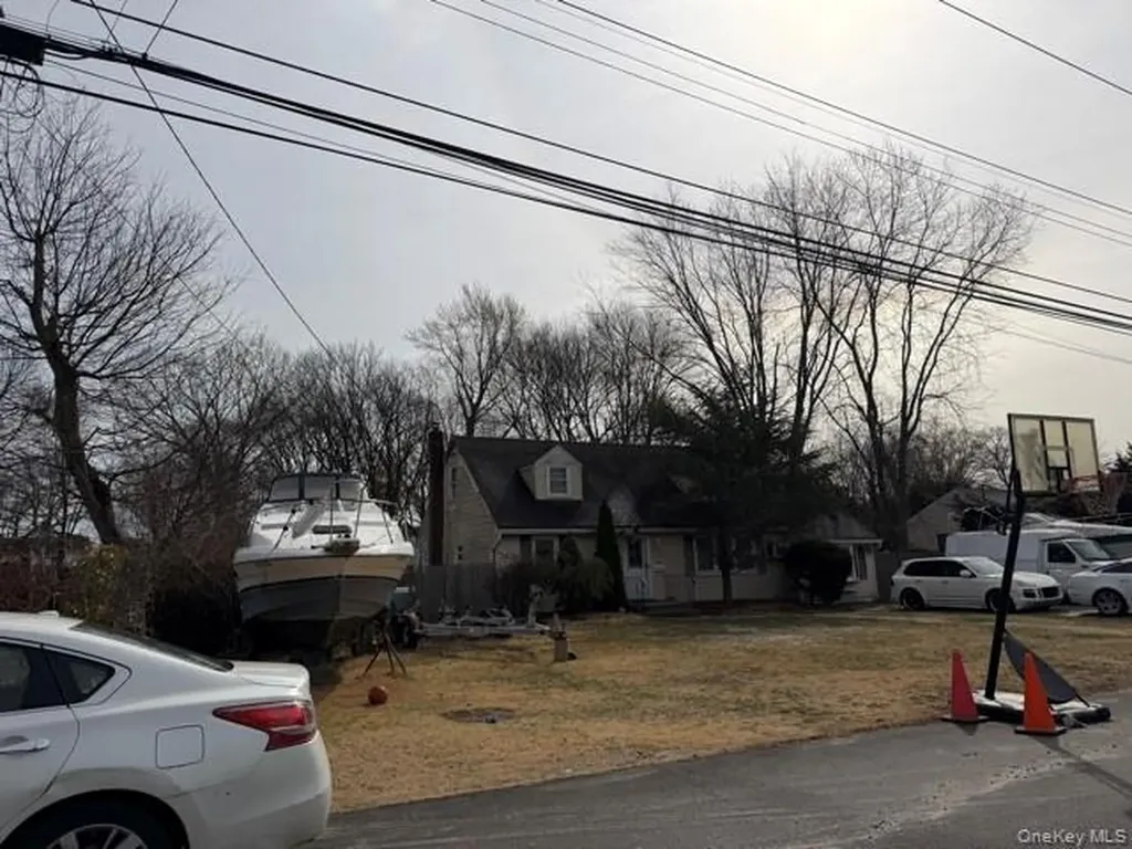 1393 Gardiner Drive Bay Shore NY 11706