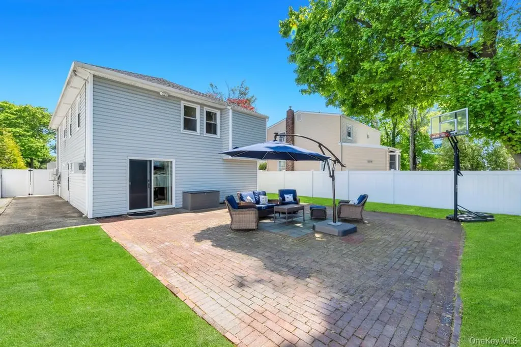 306 Jackson Avenue Syosset NY 11791
