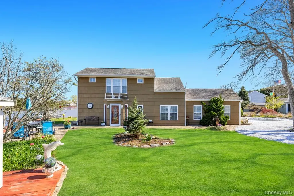 70 Featherbed Lane Oakdale NY 11769