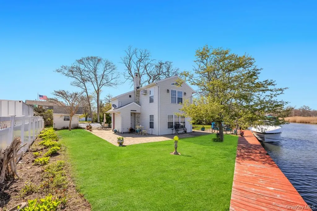 70 Featherbed Lane Oakdale NY 11769