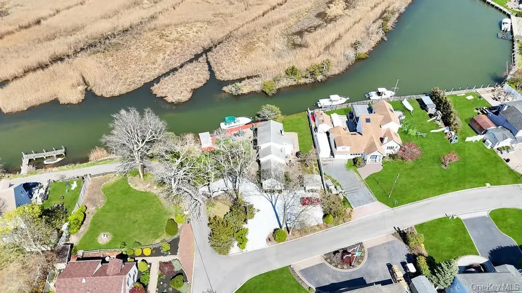 70 Featherbed Lane Oakdale NY 11769