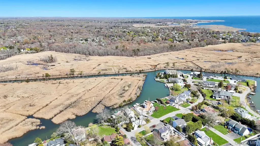 70 Featherbed Lane Oakdale NY 11769