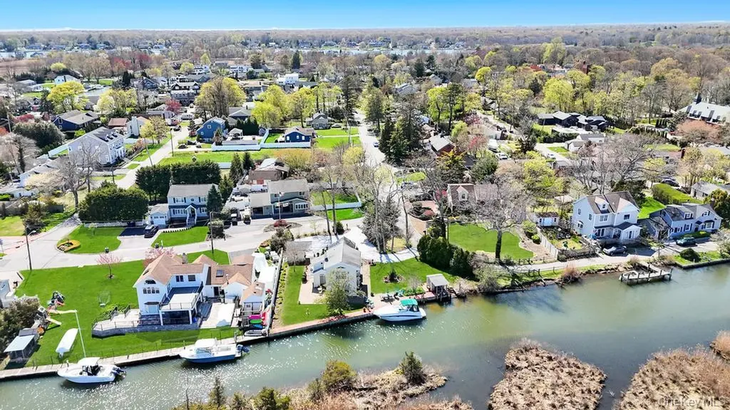 70 Featherbed Lane Oakdale NY 11769