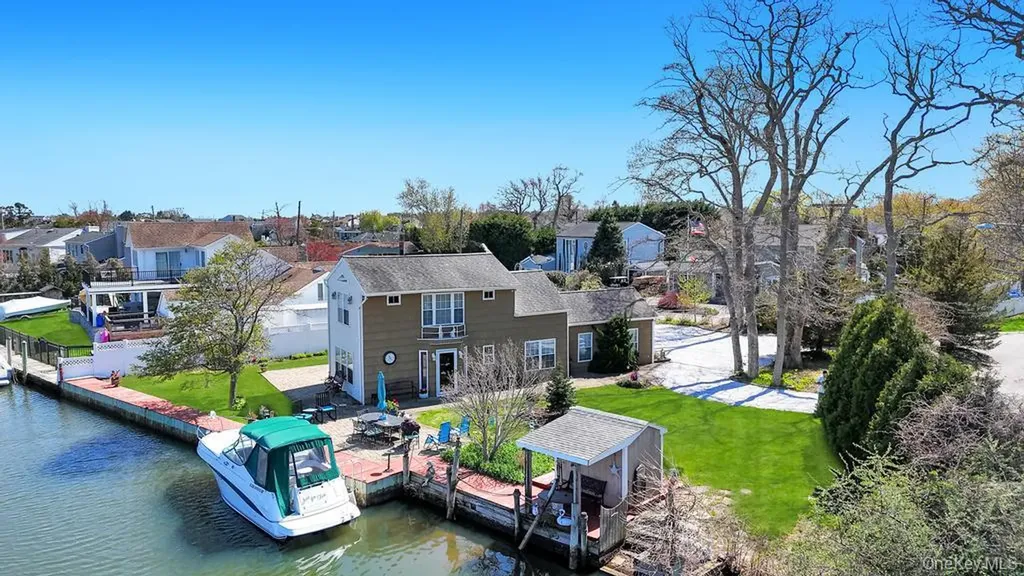 70 Featherbed Lane Oakdale NY 11769