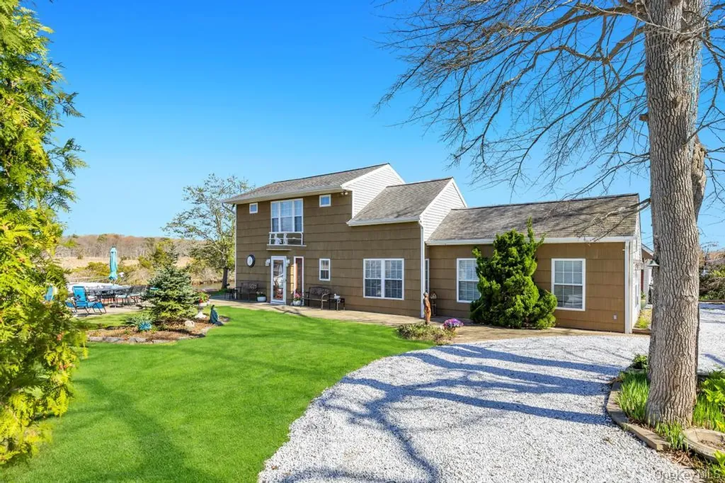 70 Featherbed Lane Oakdale NY 11769