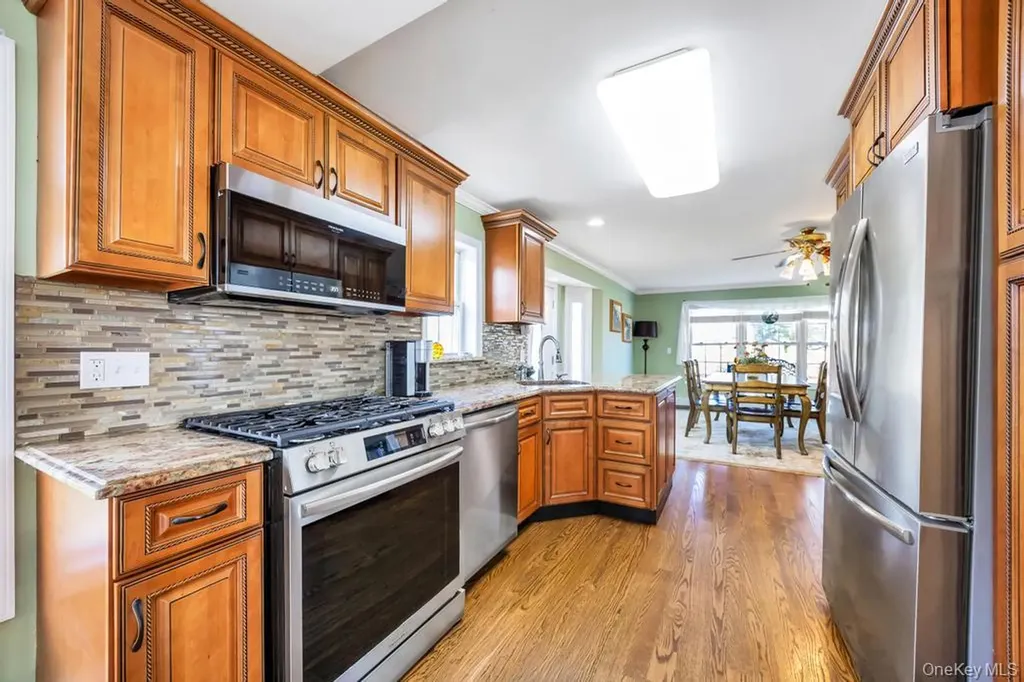 70 Featherbed Lane Oakdale NY 11769
