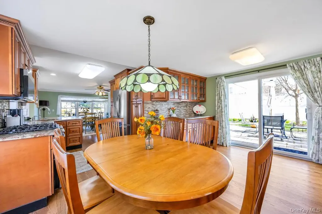 70 Featherbed Lane Oakdale NY 11769