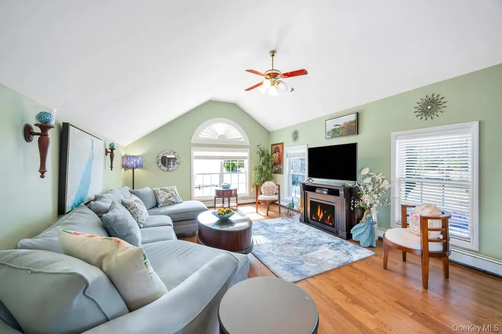 70 Featherbed Lane Oakdale NY 11769