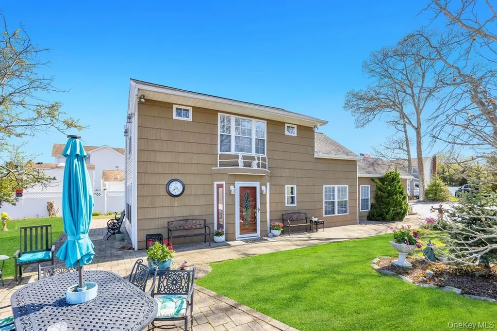 70 Featherbed Lane Oakdale NY 11769