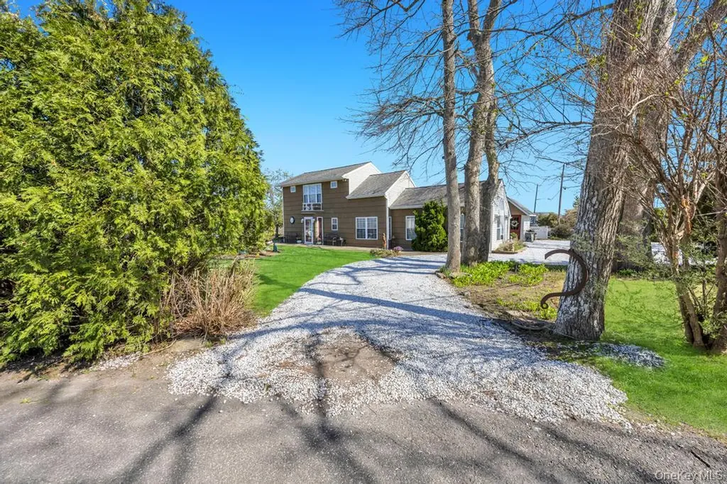 70 Featherbed Lane Oakdale NY 11769
