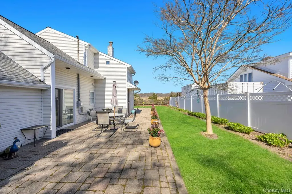 70 Featherbed Lane Oakdale NY 11769