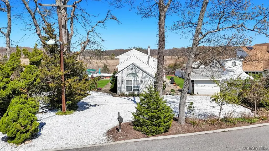 70 Featherbed Lane Oakdale NY 11769