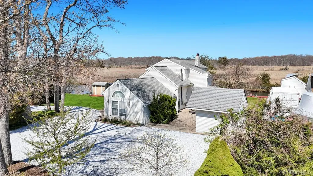 70 Featherbed Lane Oakdale NY 11769