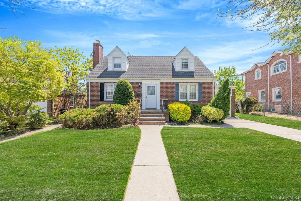 8 Maple Lane New Hyde Park NY 11040