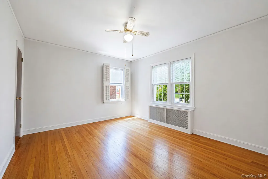 8 Maple Lane New Hyde Park NY 11040