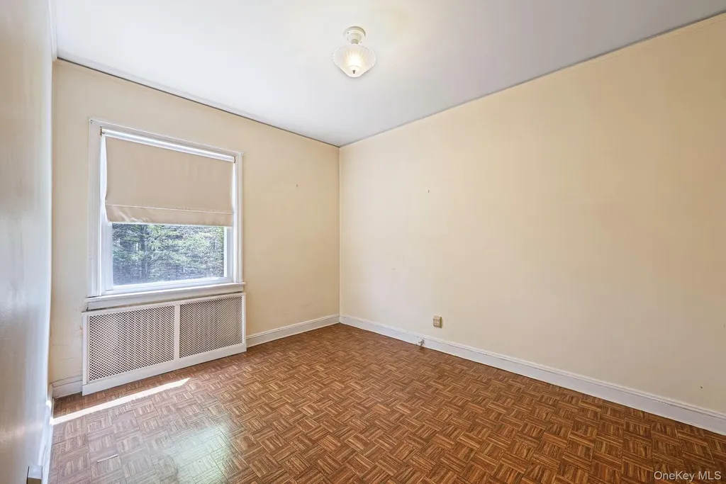 8 Maple Lane New Hyde Park NY 11040