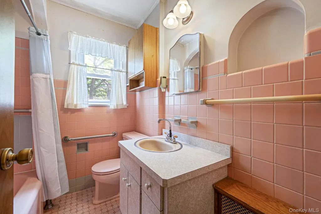 8 Maple Lane New Hyde Park NY 11040
