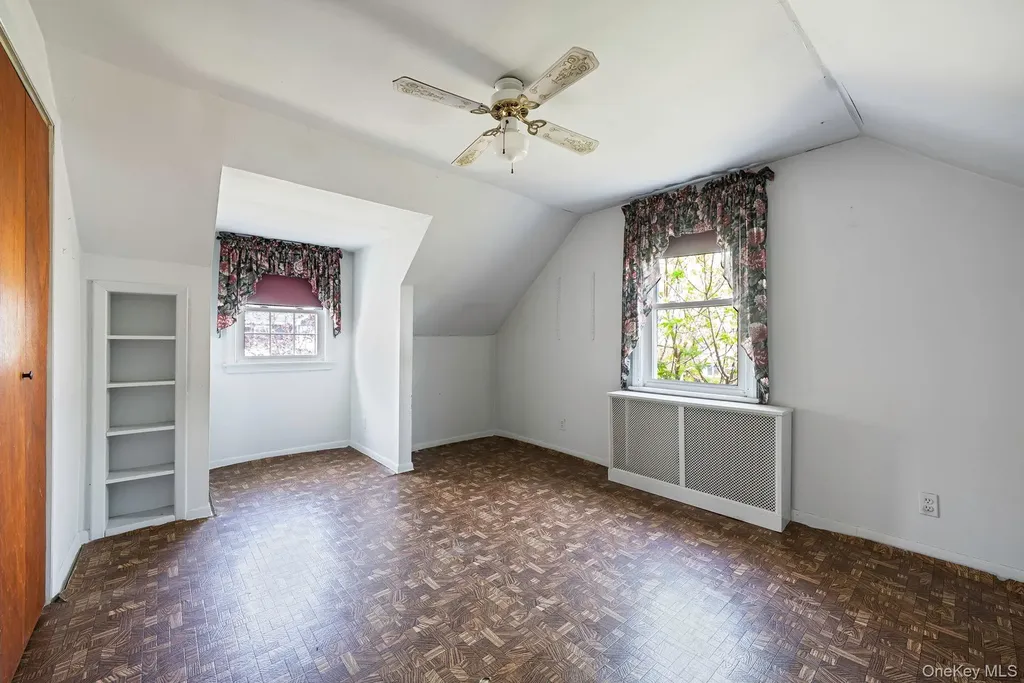 8 Maple Lane New Hyde Park NY 11040