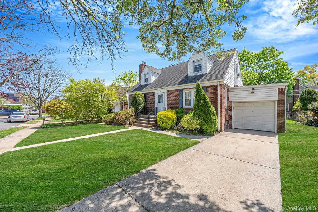 8 Maple Lane New Hyde Park NY 11040
