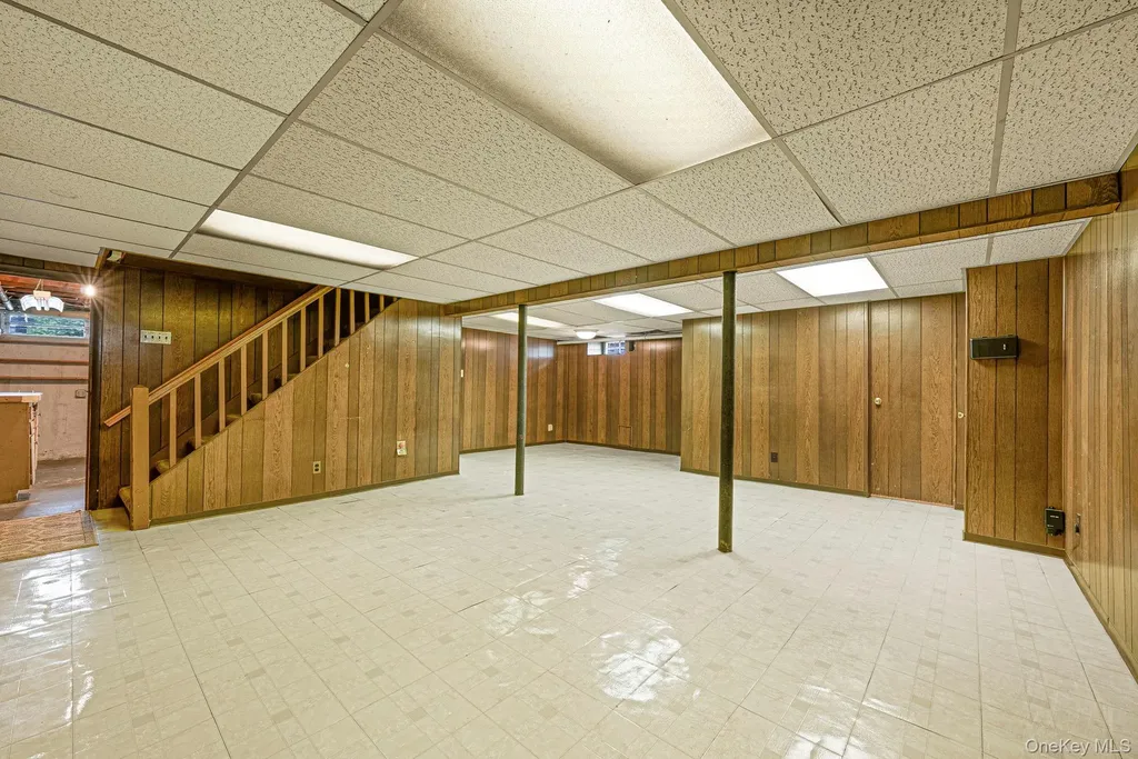 8 Maple Lane New Hyde Park NY 11040