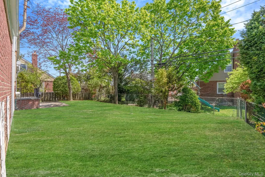 8 Maple Lane New Hyde Park NY 11040