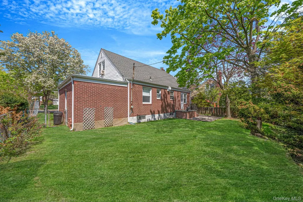 8 Maple Lane New Hyde Park NY 11040