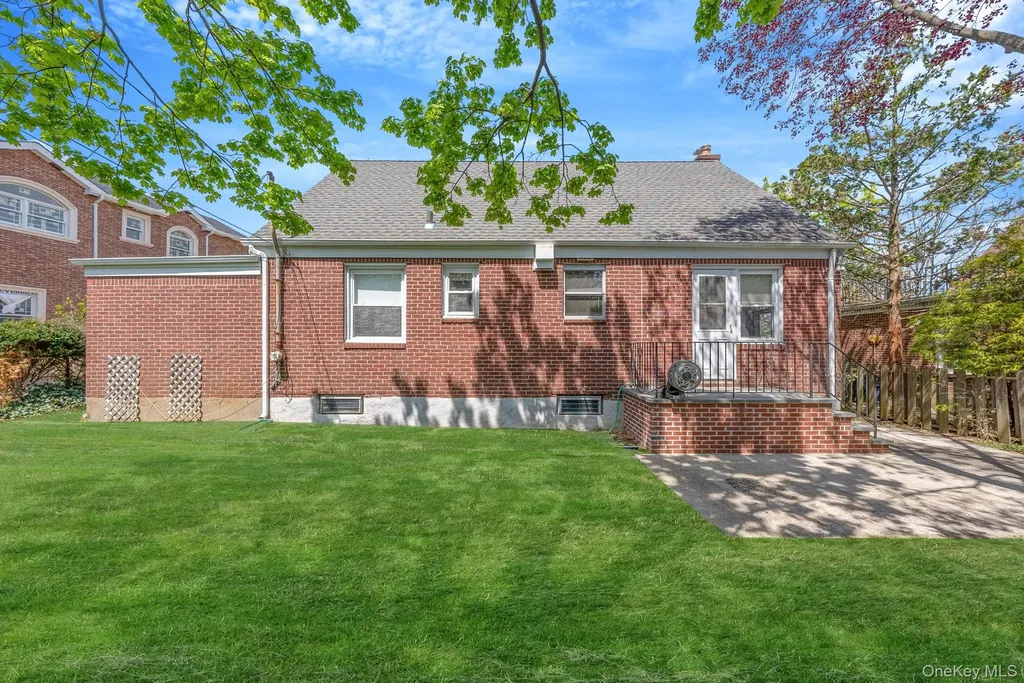 8 Maple Lane New Hyde Park NY 11040