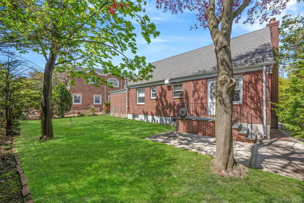 8 Maple Lane New Hyde Park NY 11040