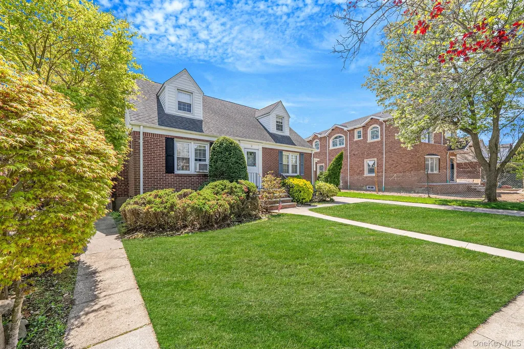 8 Maple Lane New Hyde Park NY 11040