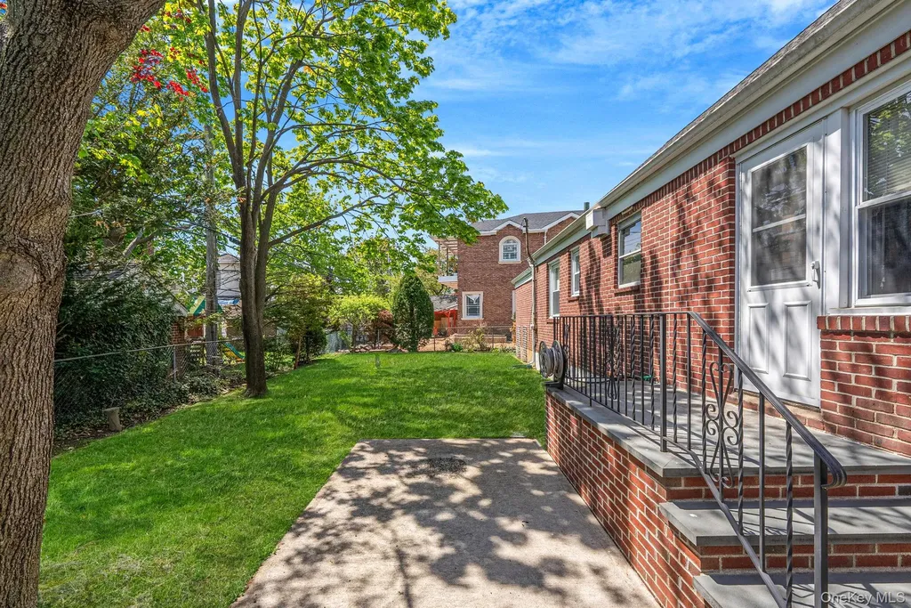 8 Maple Lane New Hyde Park NY 11040