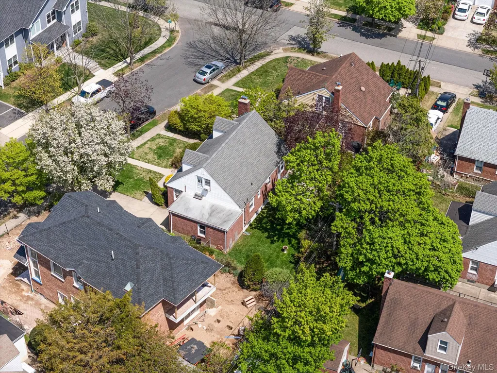 8 Maple Lane New Hyde Park NY 11040