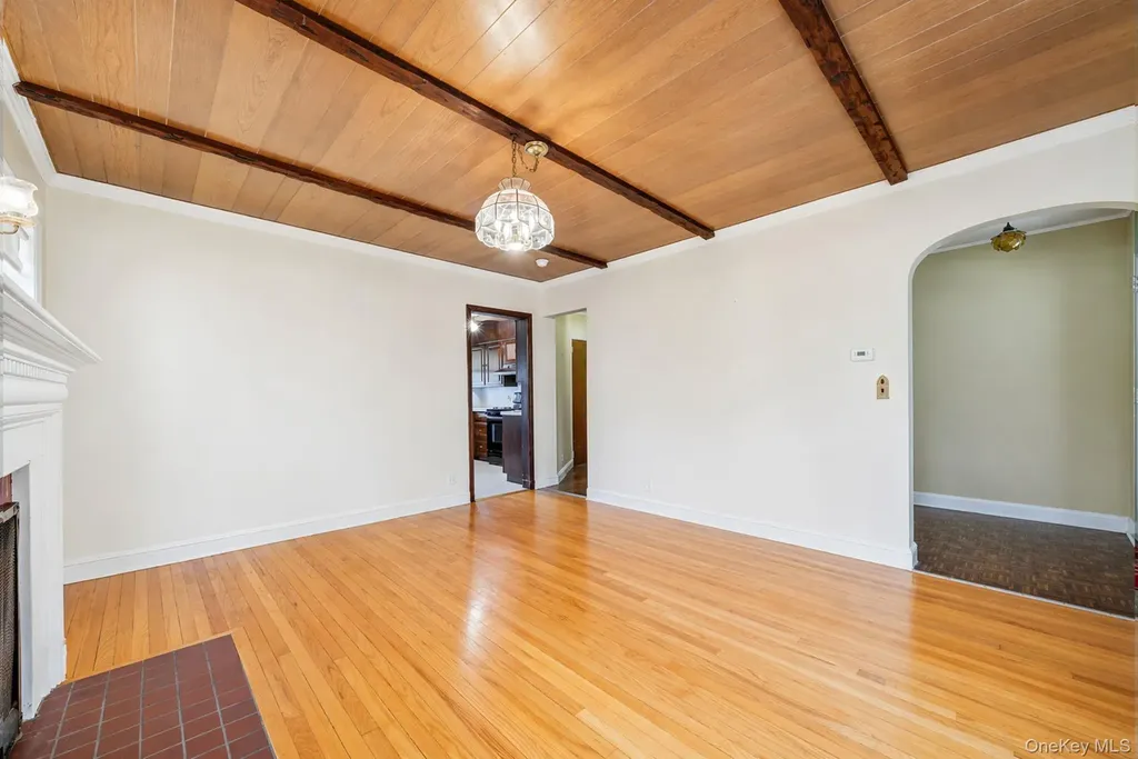 8 Maple Lane New Hyde Park NY 11040