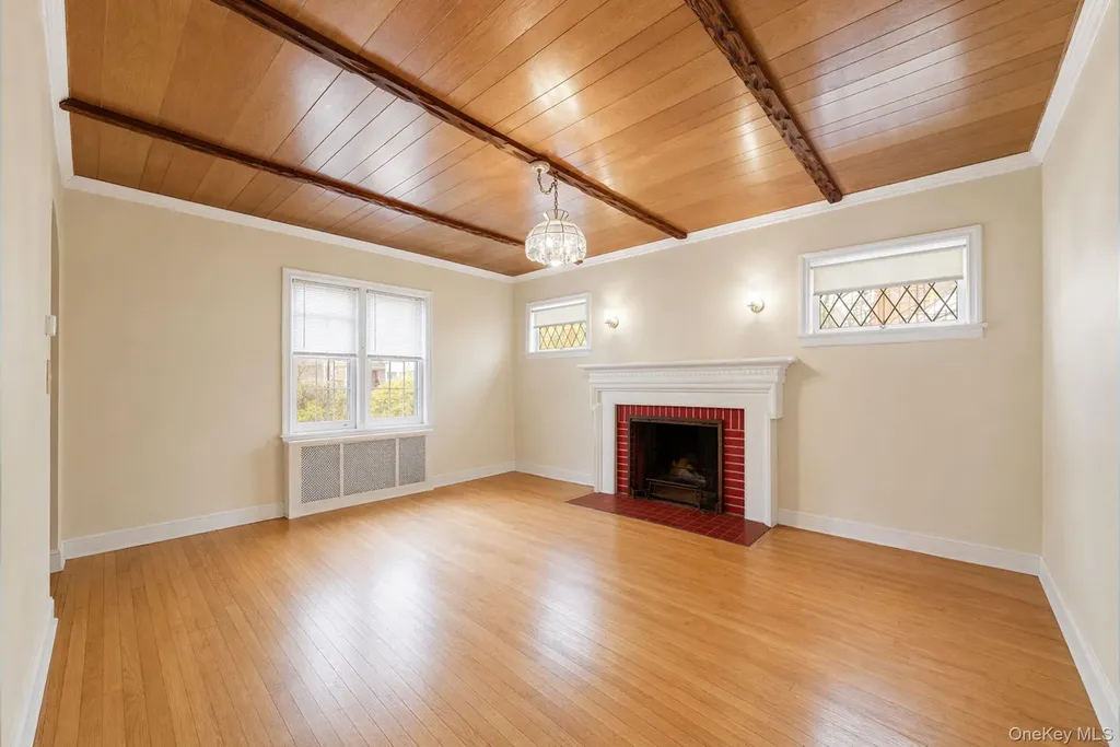 8 Maple Lane New Hyde Park NY 11040